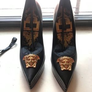 Versace pump heels- Nero OroTribute